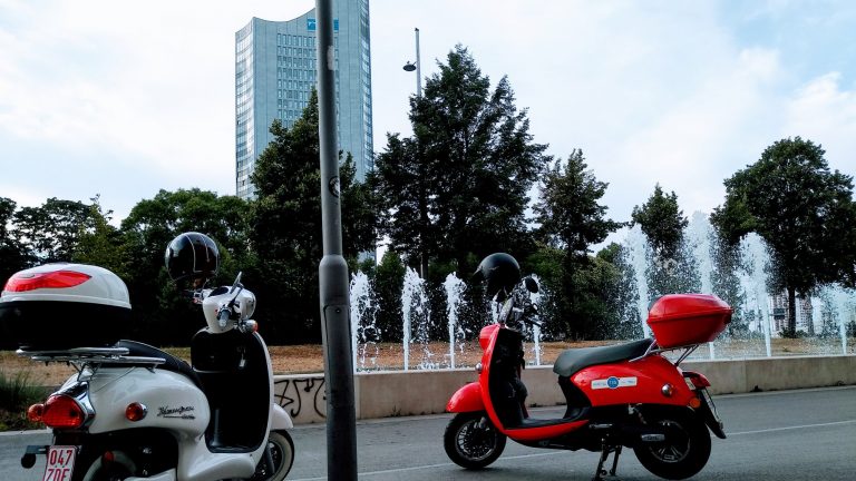 Händlerfoto von rock-e-roller von zwei Kumpanrollern vor Fontänen